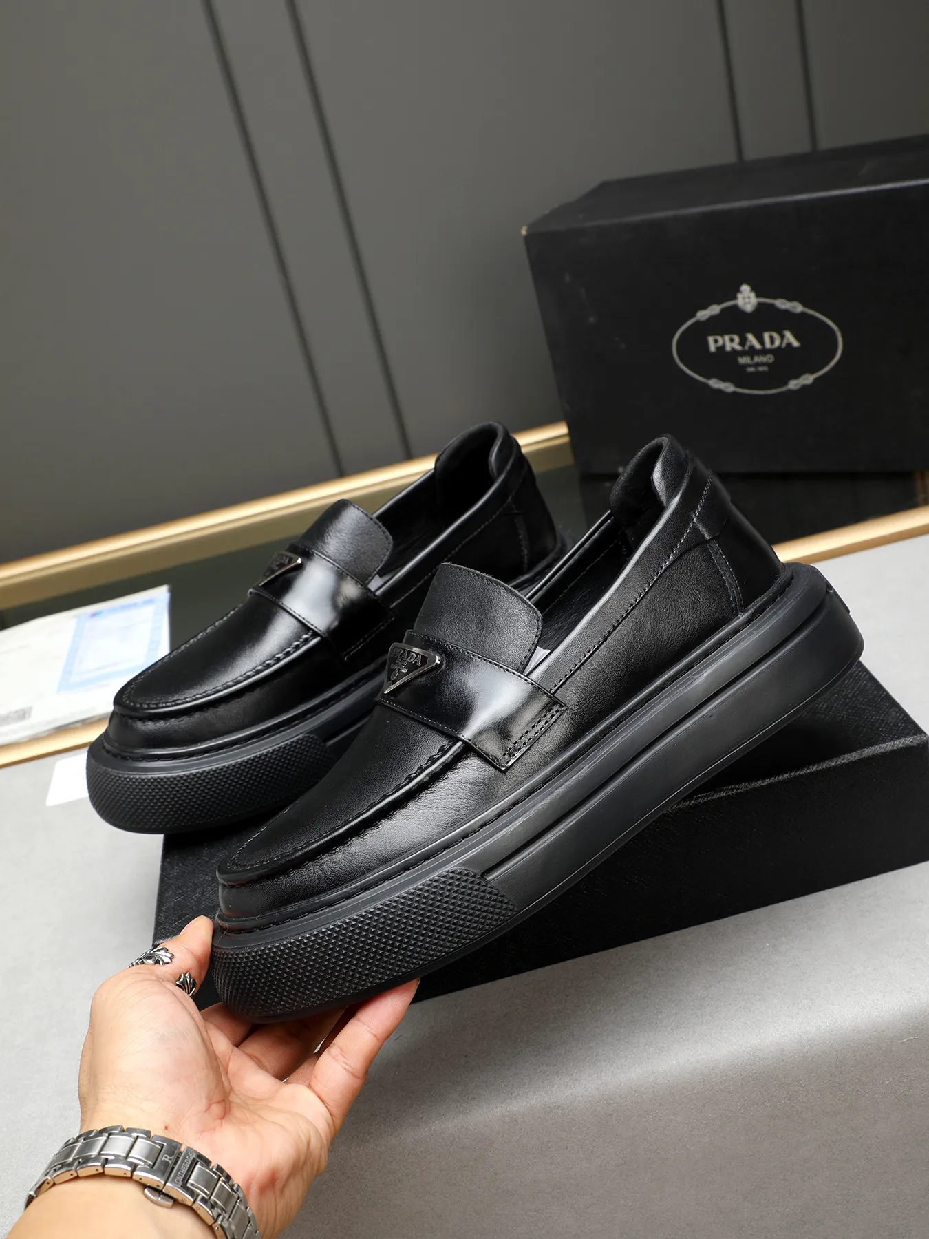 Men's Men's Shoes 💰500 Prada/Prada Men's new casual shoes, this upper is made of imported calfskin + sheep lining! The outsole is made of non-slip foam outsole, which feels good on your feet and is a fashionable and stylish item!  Size: 38-44 (45 customized)